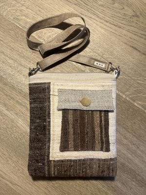 Vorderseite mit Aufsatztasche - fünf der Stoffe sind aus Schafwolle handgewebt